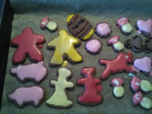 IMG_20190317_145107.jpg (1.4 MiB) 12111 mal betrachtet Unseren WochenendsBesuch haben wir unsere selbstgebackenen "Frühlingsplätzchen", auch im Carcassonne Design, aufgetischt.