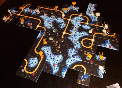 Carcassonne Star Trek (2).jpg (235.12 KiB) 5808 mal betrachtet Auf dem schwarzen Tisch kam die Tiefe des Weltraums richtig zur Geltung.