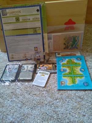 IMG_20180525_155536.jpg (1.69 MiB) 15515 mal betrachtet Hier sind nochmal der Inhalt der Zeitschriften zu sehen. Also 3 verschiedene Promos von Dominion, Altiplano und Kingdom Builder. Wer die letzten beiden brauchen tut kann ein Angebot machen.<br />Dann nochmal die Obstgarten- und die Freitag Erweiterung, die Ausstechform vom Schwein.