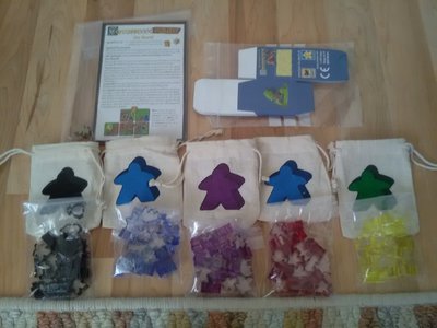 CundCo Paket, war super schnell da. Die Transparenten Meeple in Sonderform sehen toll aus. Leider habe ich Rot und Grau vergessen zu bestellen.Dann nochmal Faltschachteln und die Goldrausch Erweiterung.