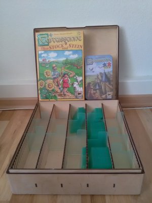 Hier endlich mein Paket von Spiele Offensive, ÜSuS, Carcassonne für 2 und Kekfe Marathon (nicht mit auf dem Bild) haben 16Tage gebraucht. Die Dominion Holz Box hat über einen Monat gebraucht. Von der 1. Bestellung fehlt auch noch etwas.