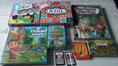 Das sind allesamt neue Spiele Das Spiel in der Mitte, Das Allerbeste Baumhaus, gibt es bloß in kleiner Auflage, aber ein ganz niedliches Spiel. Das Würfel Gemüse ist ein Würfel Spiel von einem polnischen Verlag. Diese Freunde, Fette Gegen in die Neuauflage von Hunter und Cron