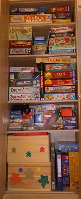 IMG_20180728_133655470~2.jpg (1.07 MiB) 6478 mal betrachtet Unten natürlich meine Carcassonne Boxen, mit dem Anleitungen im Ordner daneben. Eigentlich gehören sie ja ganz nach oben, aber hatte Angst wegen das es für die Einlegeböden zu schwer wird, das Wertvolle Spiel.<br />Über Carcassonne verteilen sich Kartenspiele, kleiner Spiele und 2 Kartenmischmaschinen (elektrisch und mechanisch).<br />Darüber folgen die großen Spiele.