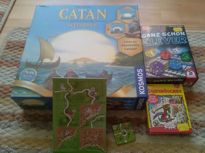 Vorgestern habe ich mein Paket endlich bei der Post abholen können mit Catan.<br />Promo und Bader kam mit der Brief Post. Genauso wie meine 2. Promo heute.<br />Ganz schön Clever und Bohnröschen stammen von meinem Spielwarenladen des Vertrauens.