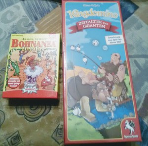 IMG_20190124_164450~2.jpg (780.11 KiB) 9348 mal betrachtet Beide stammen von Thalia. Auf gewisse Spiele, wie die Erweiterung von Kingdomino, gibt es bis zu 30% Rabatt.